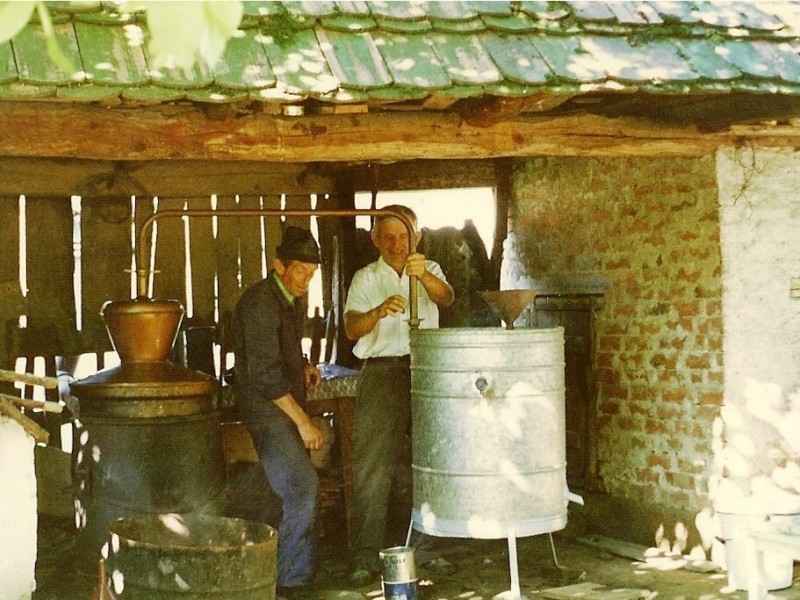 Stjepan Šerger i pečenje rakije u Filipovcu 1988. godine. Fotografija u vlasništvu Damira Palatinuša iz Daruvara.