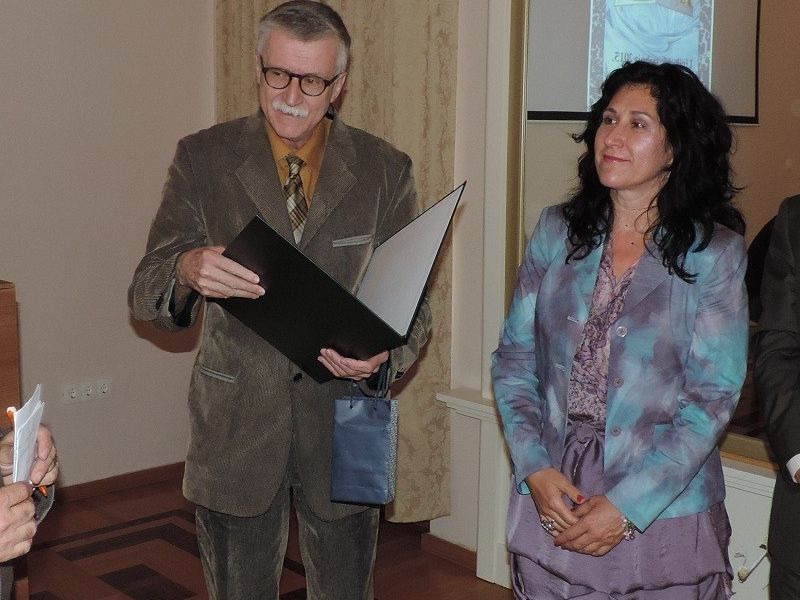 primarijus Goran Ivanišević u sredini između dr. Kramla, s lijeve, i prim.dr.sc. Rendulić-Slivar, s desne strane